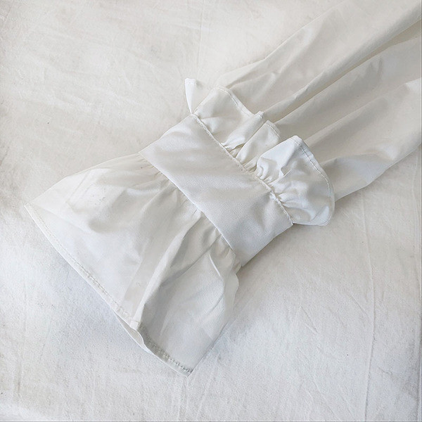 Stílusos női ing zöld, bézs és fehér színben, félmagas gallérral és fürtökkel