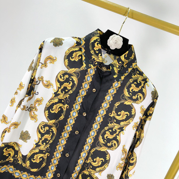 Női tavaszi-őszi ruha klasszikus gallérral és gombokkal fehér színben, színes mintával