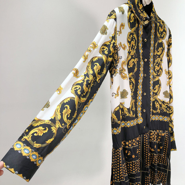 Női tavaszi-őszi ruha klasszikus gallérral és gombokkal fehér színben, színes mintával