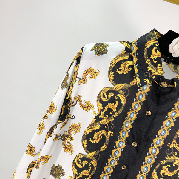 Női tavaszi-őszi ruha klasszikus gallérral és gombokkal fehér színben, színes mintával