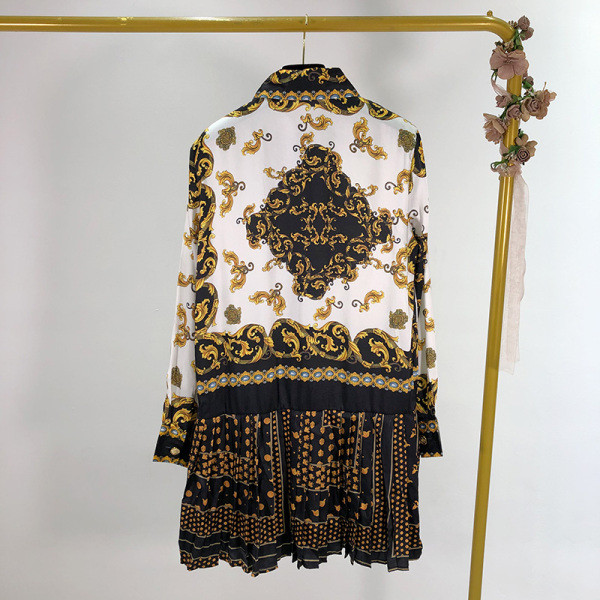 Női tavaszi-őszi ruha klasszikus gallérral és gombokkal fehér színben, színes mintával