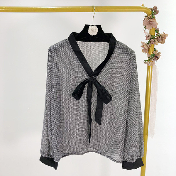 Szürke széles női blúz nyakkivágással és hosszú ujjal