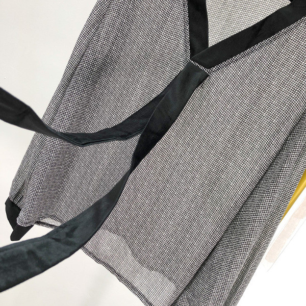 Szürke széles női blúz nyakkivágással és hosszú ujjal