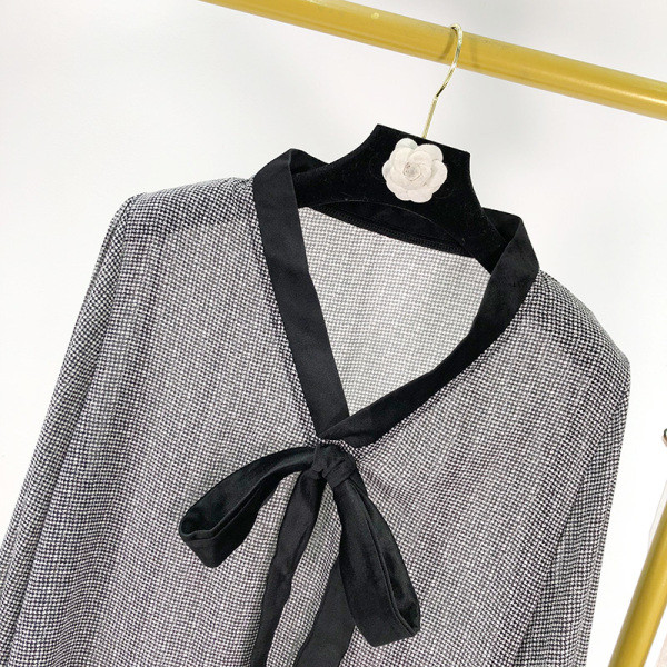 Szürke széles női blúz nyakkivágással és hosszú ujjal