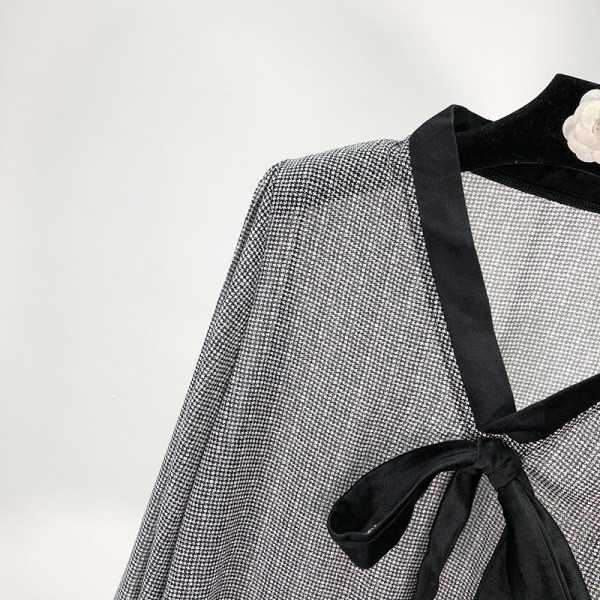 Szürke széles női blúz nyakkivágással és hosszú ujjal