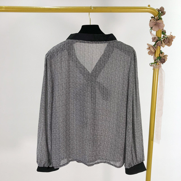 Szürke széles női blúz nyakkivágással és hosszú ujjal