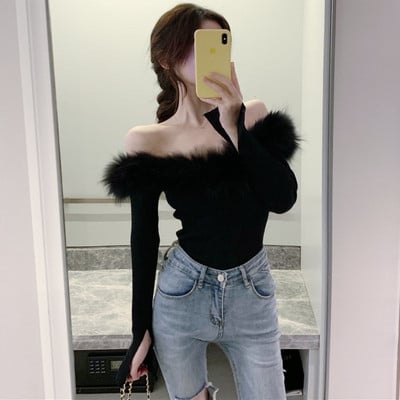 Modern női blúz fekete és szürke színben, pehely és csónakos nyakkivágással