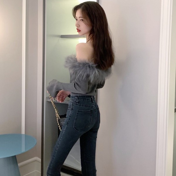 Modern női blúz fekete és szürke színben, pehely és csónakos nyakkivágással