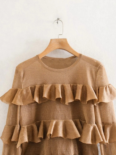 Modern női blúz arany színben, ovális nyakkivágással és hosszú ujjakkal