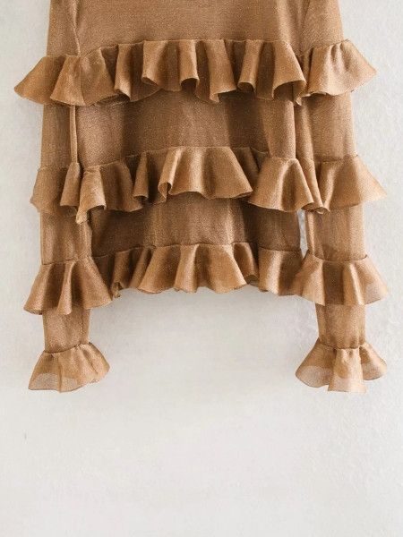 Modern női blúz arany színben, ovális nyakkivágással és hosszú ujjakkal