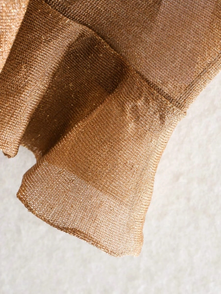 Modern női blúz arany színben, ovális nyakkivágással és hosszú ujjakkal