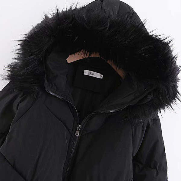 Hosszú téli kabát egyenes modell kapucnival és pehelyszínnel fekete és szürke színben