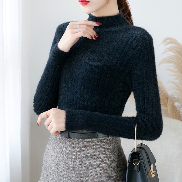 Női pehelypulóver fekete, bézs és fehér színben, félmagas gallérral