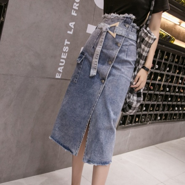 Hosszú aszimmetrikus farmerszoknya gombokkal és kék övvel