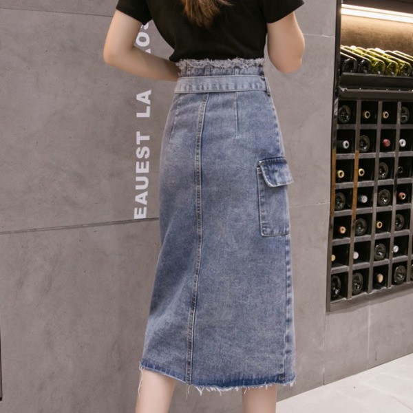 Hosszú aszimmetrikus farmerszoknya gombokkal és kék övvel