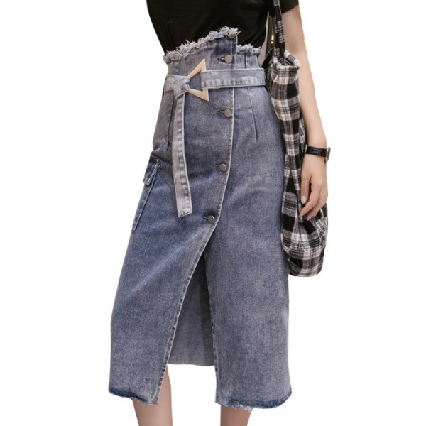 Hosszú aszimmetrikus farmerszoknya gombokkal és kék övvel