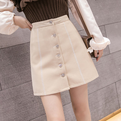 Rövid női szoknya kék és bézs színben, magas derékkal és gombokkal