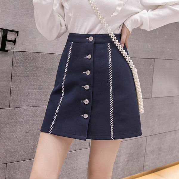 Rövid női szoknya kék és bézs színben, magas derékkal és gombokkal