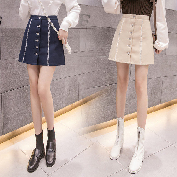 Rövid női szoknya kék és bézs színben, magas derékkal és gombokkal