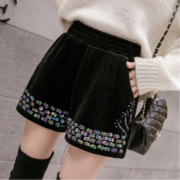 Női rövidnadrág széles modell fekete színben, flitterekkel