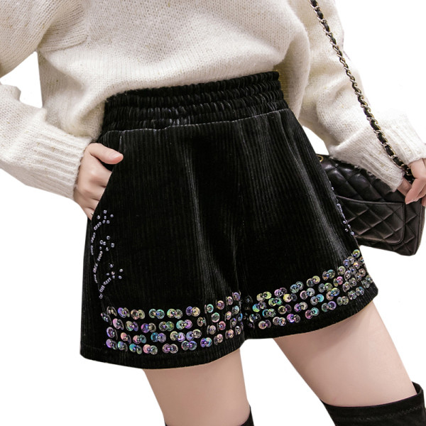 Női rövidnadrág széles modell fekete színben, flitterekkel