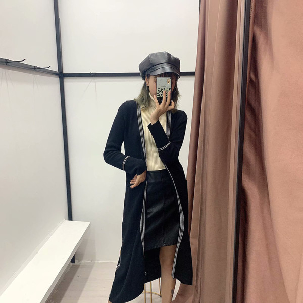 Modern hosszú kardigán rögzítés nélkül fekete színben