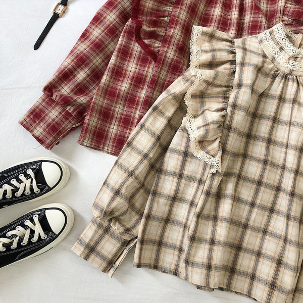 Kockás női ing három színben, hosszú ujjakkal és fürtökkel