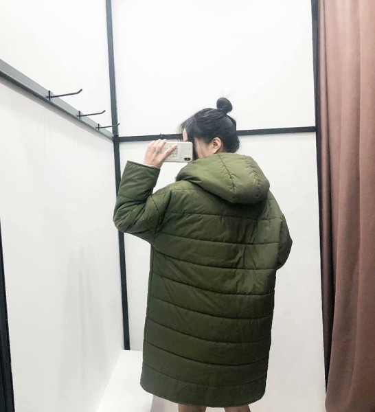 Tavaszi-őszi kétoldalas kabát kapucnival és zöld gombokkal