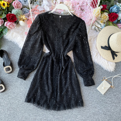 Női csipkeruha V-nyakkal és gombokkal fekete és bézs színben