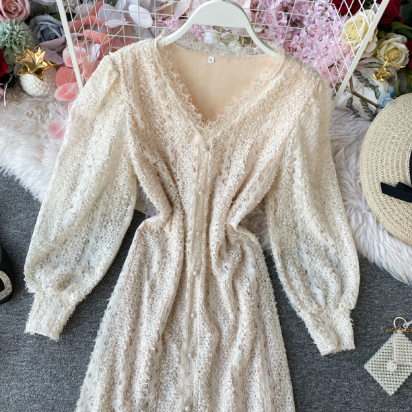 Női csipkeruha V-nyakkal és gombokkal fekete és bézs színben