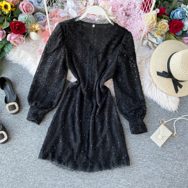 Női csipkeruha V-nyakkal és gombokkal fekete és bézs színben