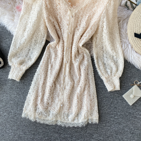 Női csipkeruha V-nyakkal és gombokkal fekete és bézs színben