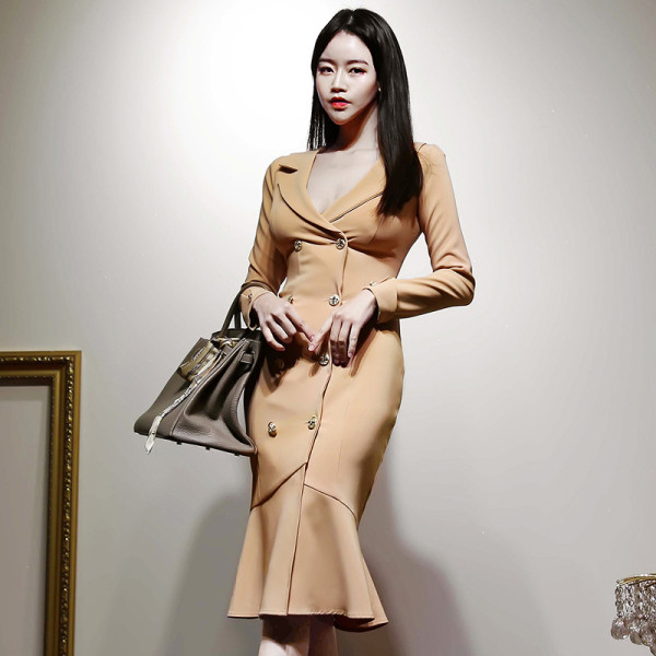 Rochie elegantă de damă cu decolteu și nasturi spitz