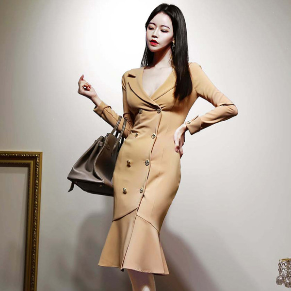 Rochie elegantă de damă cu decolteu și nasturi spitz