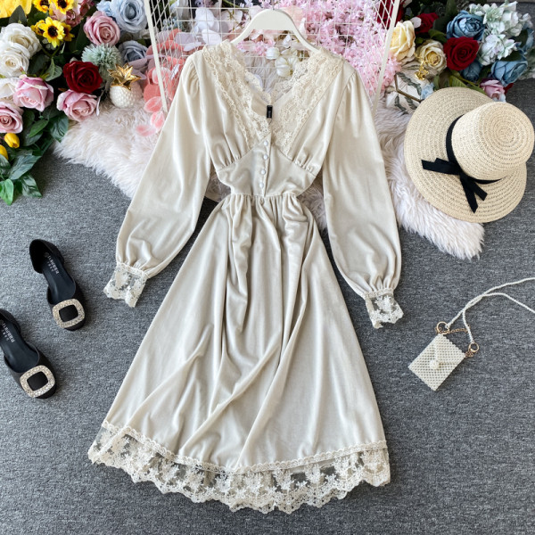 Modern női bársonyruha csipkével és spitz nyakkivágással, fekete és bézs színben