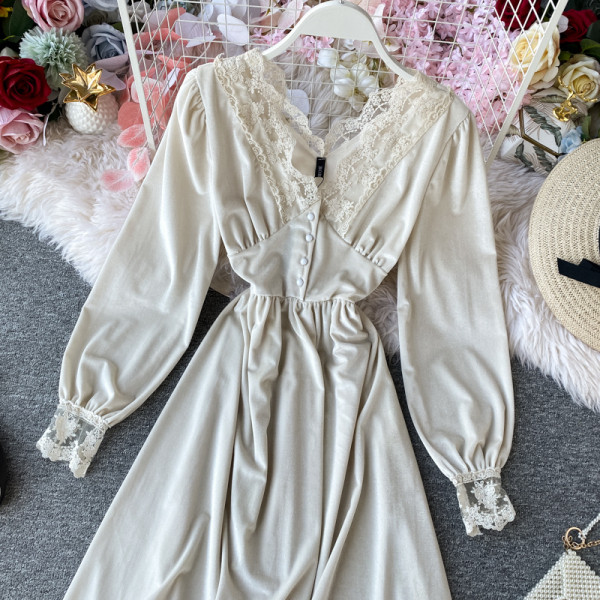 Modern női bársonyruha csipkével és spitz nyakkivágással, fekete és bézs színben