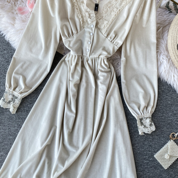 Modern női bársonyruha csipkével és spitz nyakkivágással, fekete és bézs színben