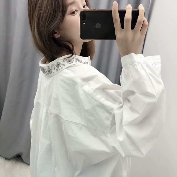 Cămașă lungă modernă cu guler clasic decorat cu pietre în alb