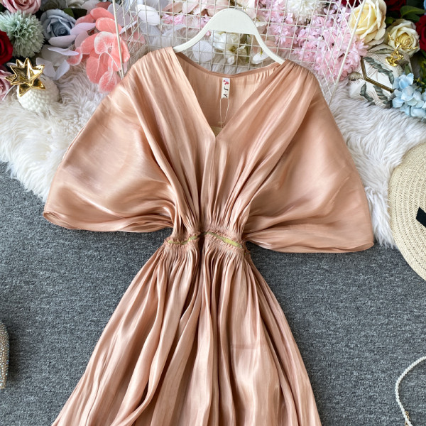 Modern női ruha széles ujjú, spitz nyakkivágással, barack színben