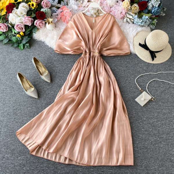 Modern női ruha széles ujjú, spitz nyakkivágással, barack színben