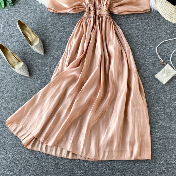 Modern női ruha széles ujjú, spitz nyakkivágással, barack színben