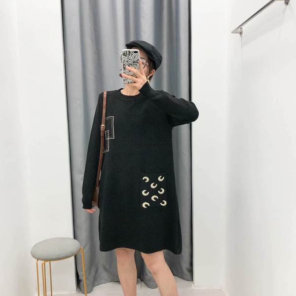 Kötött ruha széles modell fekete, barna és bordó színben, zsebbel