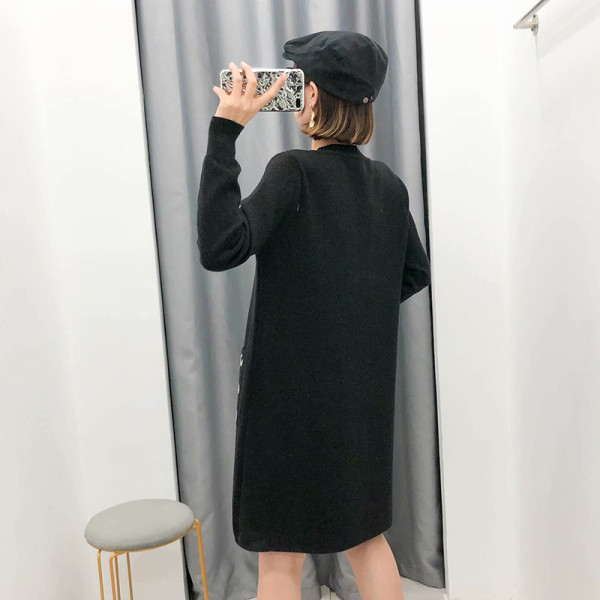 Kötött ruha széles modell fekete, barna és bordó színben, zsebbel