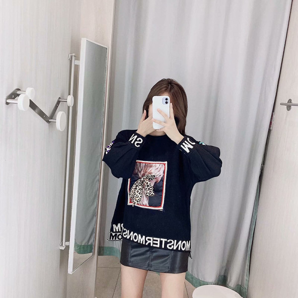 Pulover modern în negru, galben și bej cu inscripții și aplicație cu element 3D