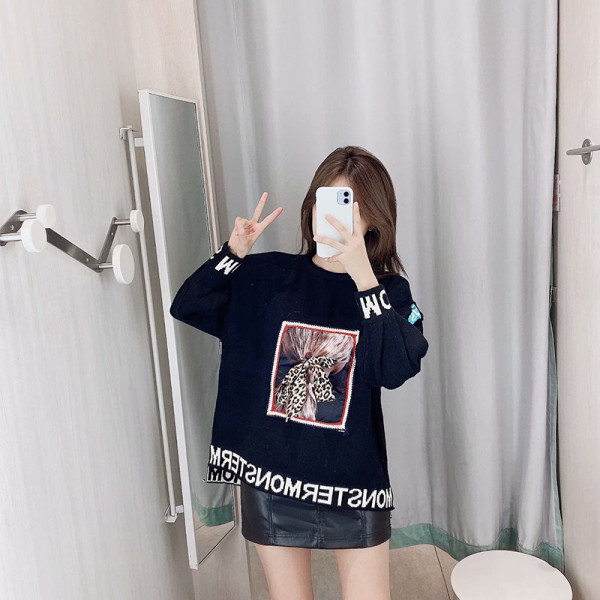 Pulover modern în negru, galben și bej cu inscripții și aplicație cu element 3D