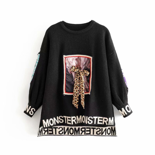 Pulover modern în negru, galben și bej cu inscripții și aplicație cu element 3D