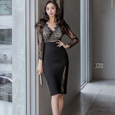 Rochie elegantă de damă cu dantelă și decolteu spitz în negru și roz