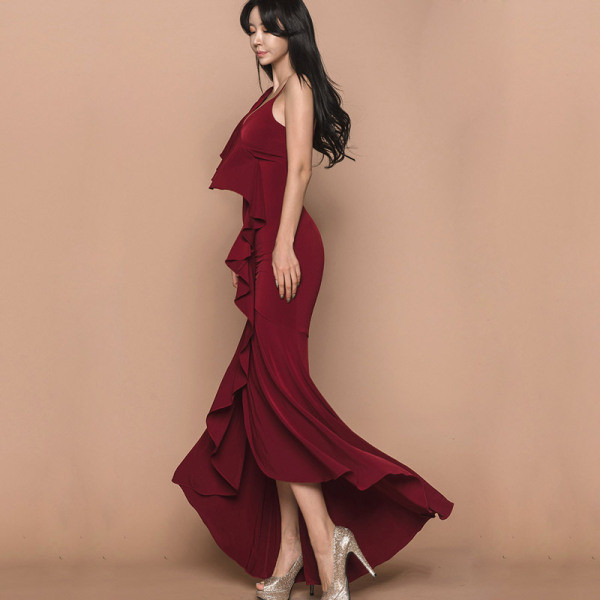 Formai női ruha spitz nyakkivágással és hasítékkal - aszimmetrikus modell