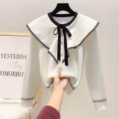 Női pulóver gallérján szalaggal, piros, fekete és fehér gyöngyökkel