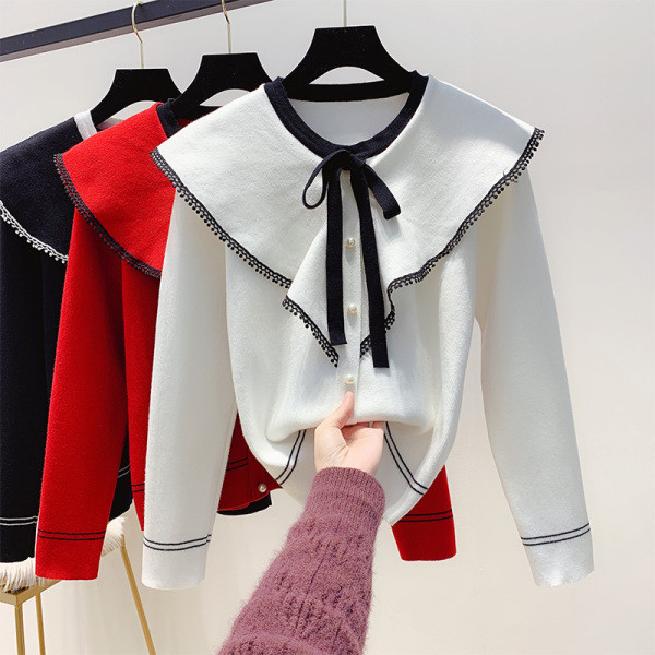 Női pulóver gallérján szalaggal, piros, fekete és fehér gyöngyökkel